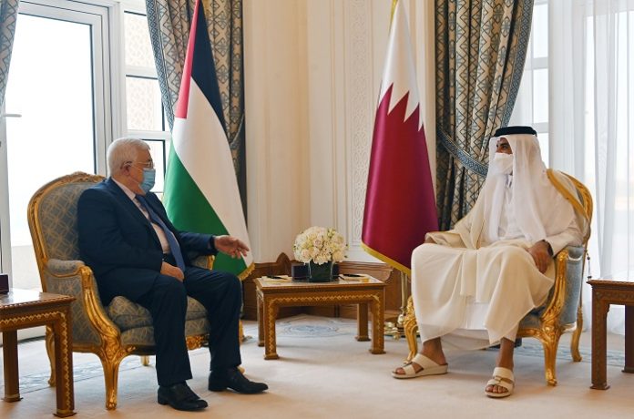 Emir of Qatar receives Palestinian President in Doha